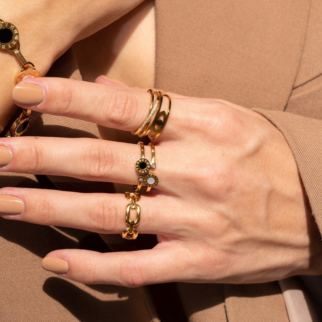 Anillo ajustable de ojo griego bañado en oro de 18 quilates