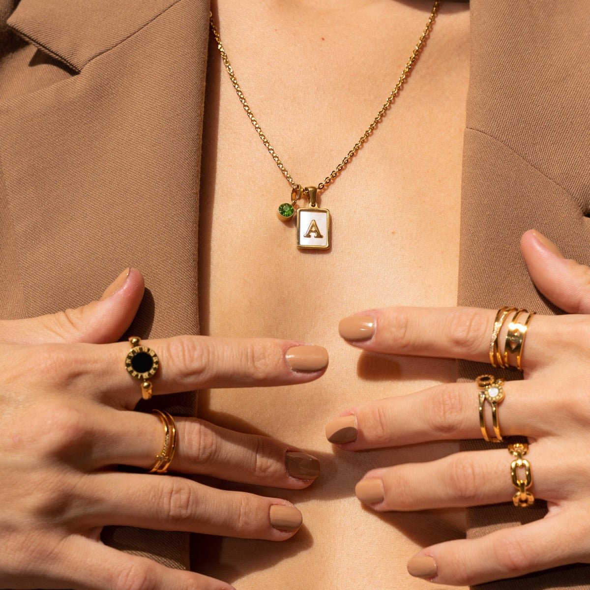 Anillo ajustable de ojo griego bañado en oro de 18 quilates