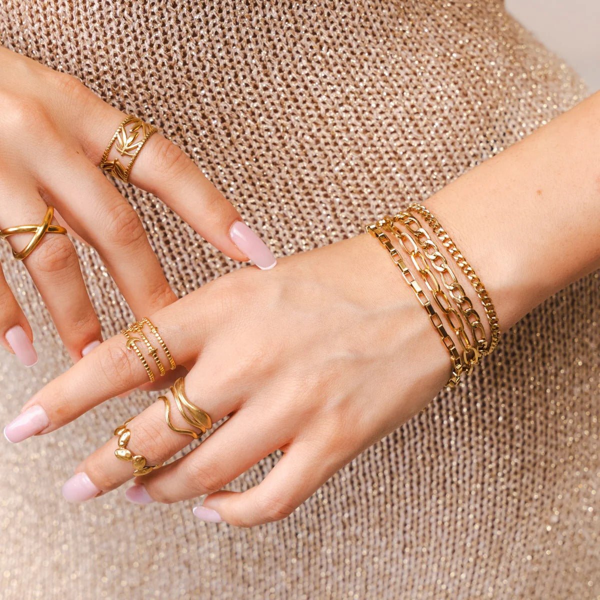 Anillo de onda ajustable bañado en oro de 18 quilates