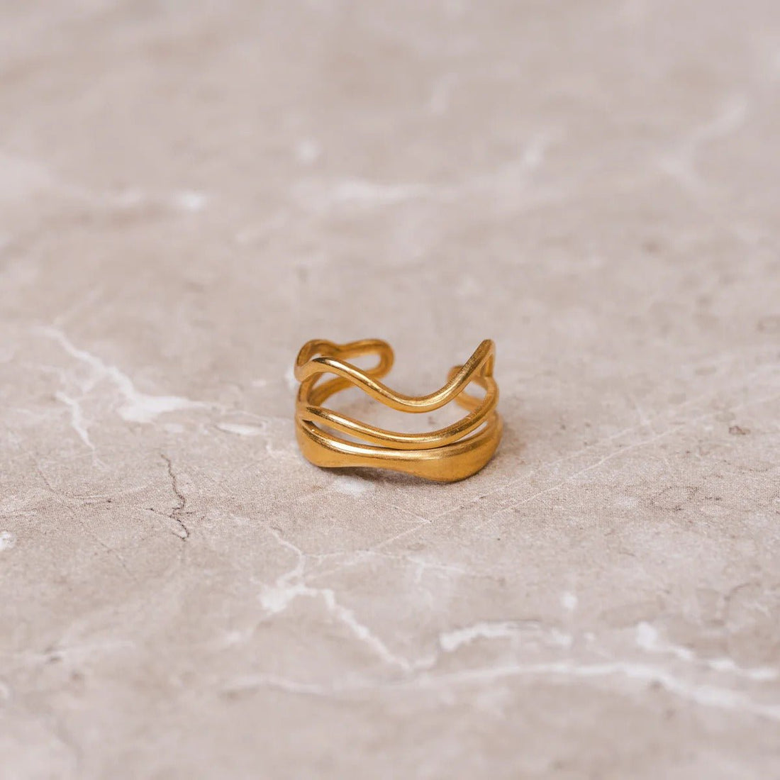 Anillo de onda ajustable bañado en oro de 18 quilates