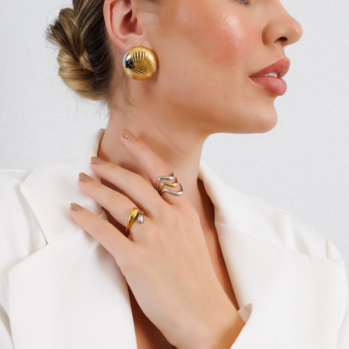 Anillo de onda ajustable con baño combinado de oro y plata