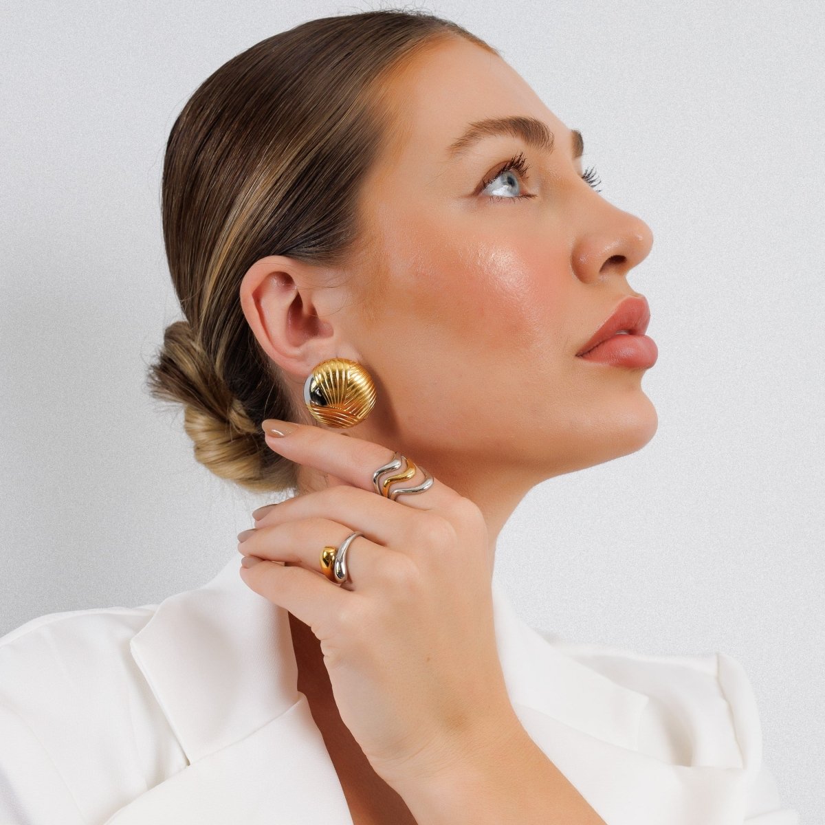 Anillo de onda ajustable con baño combinado de oro y plata