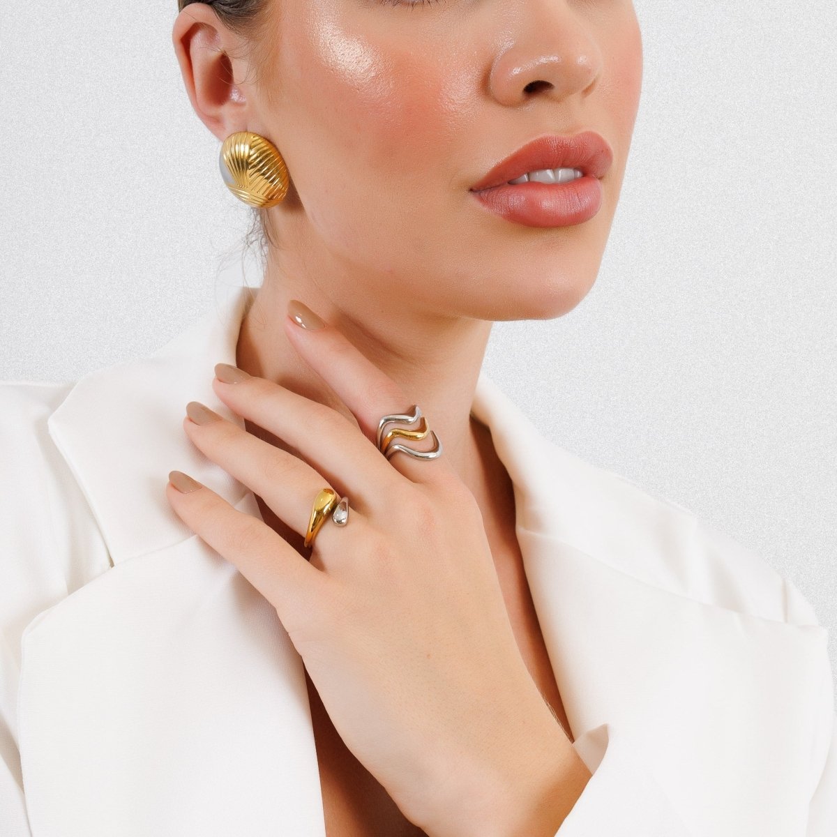 Anillo de onda ajustable con baño combinado de oro y plata