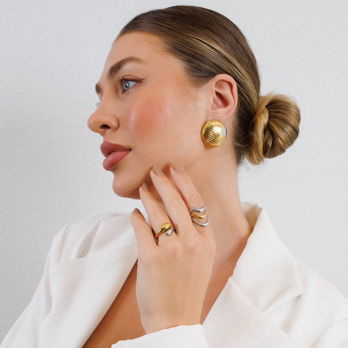 Anillo de onda ajustable con baño combinado de oro y plata