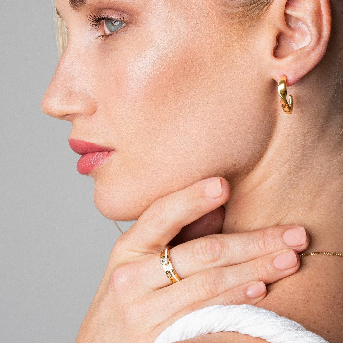 Anillo Reina con Piedra de Cristal, Baño de Oro de 18k