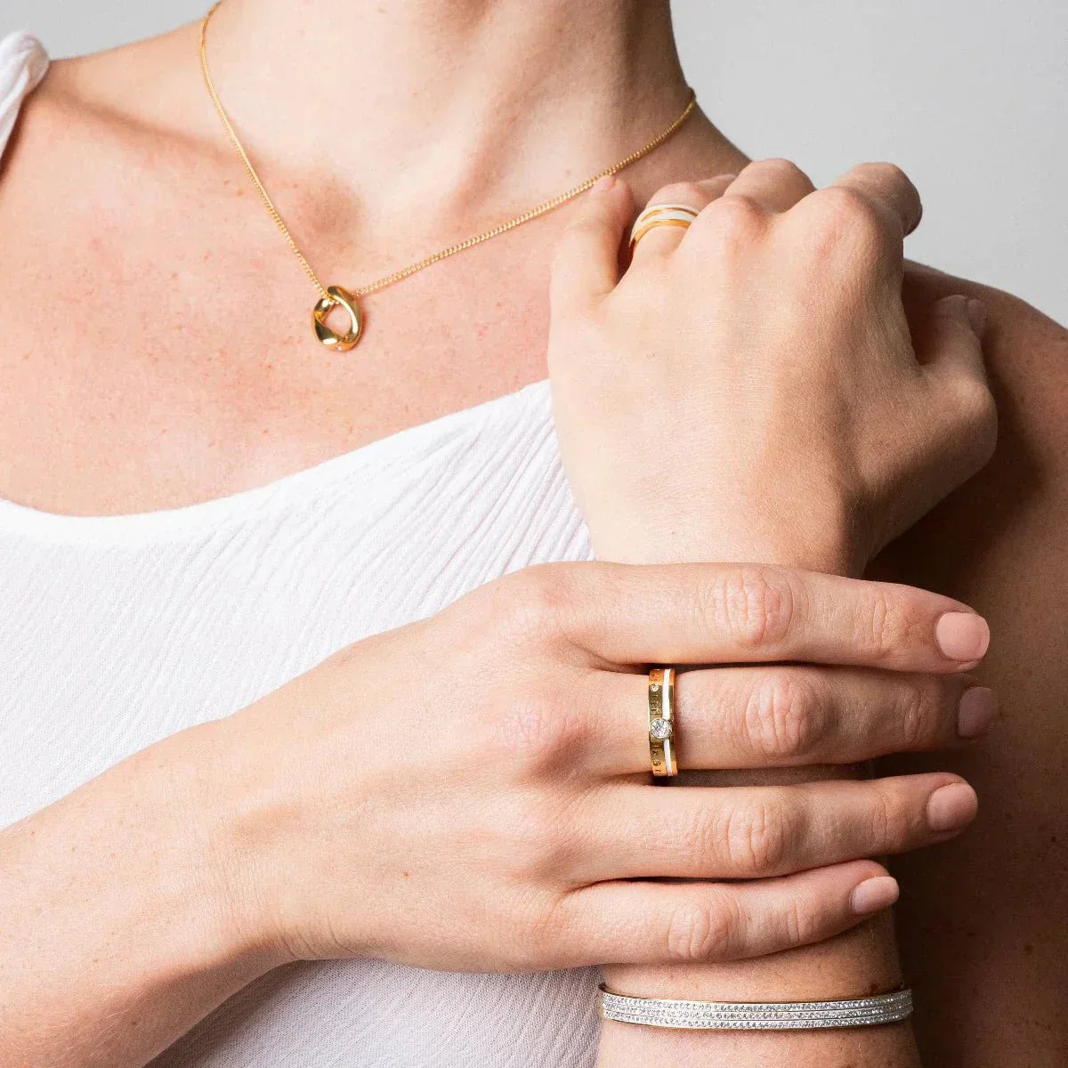 Anillo Reina con Piedra de Cristal, Baño de Oro de 18k