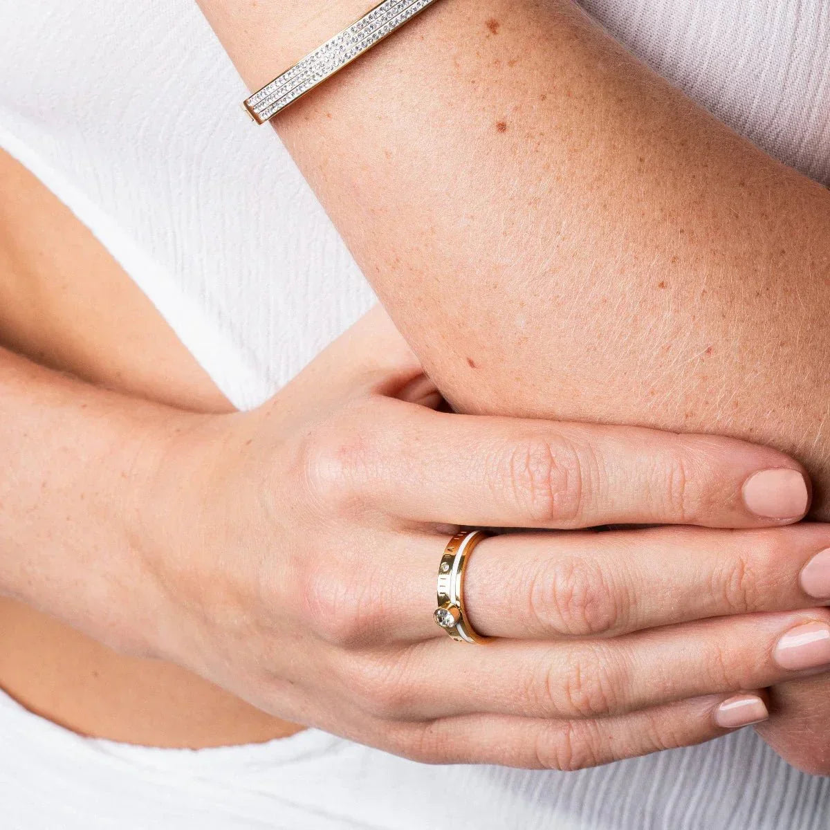 Anillo Reina con Piedra de Cristal, Baño de Oro de 18k