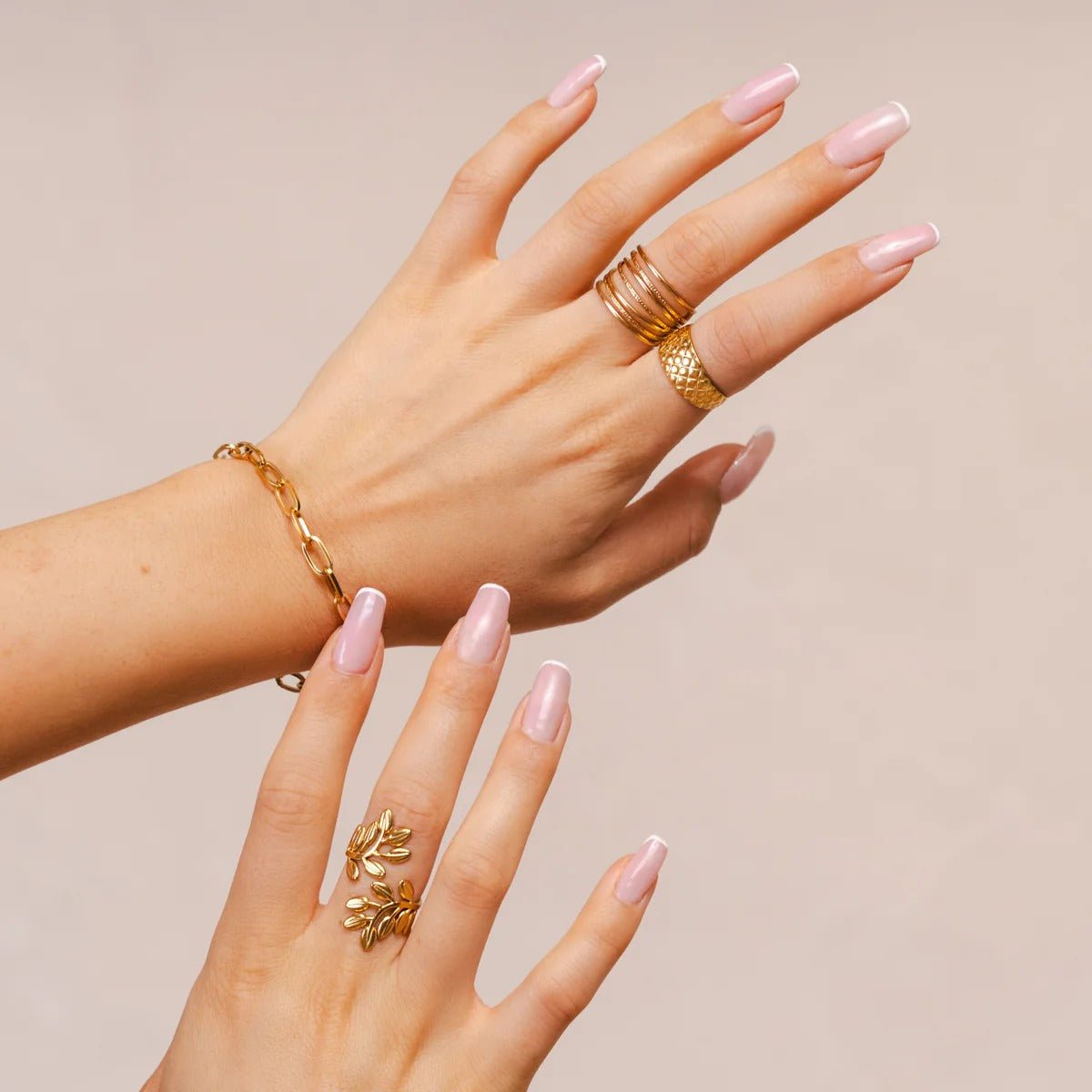 Anillo de rama ajustable bañado en oro de 18 quilates