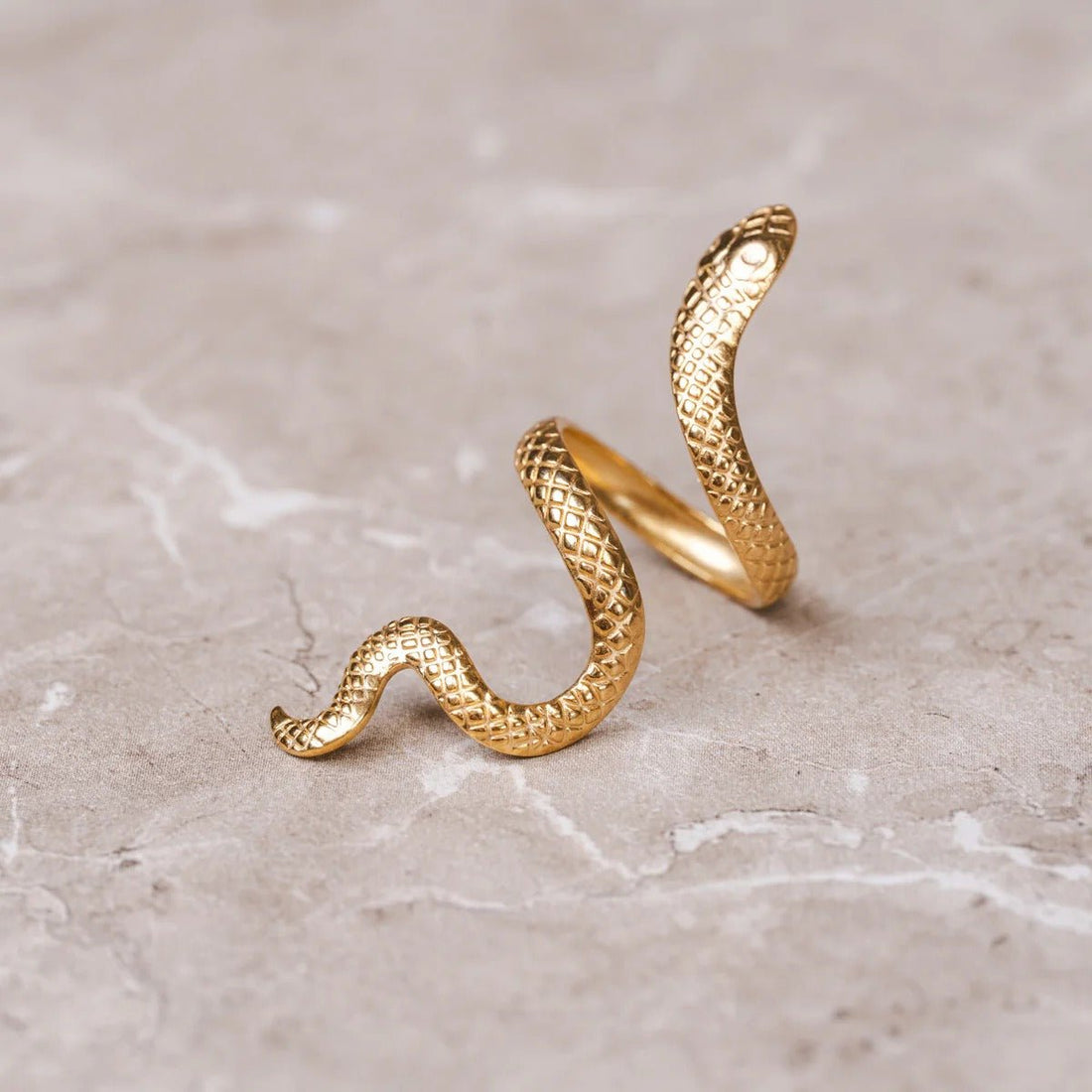 Anillo de serpiente ajustable bañado en oro de 18 quilates