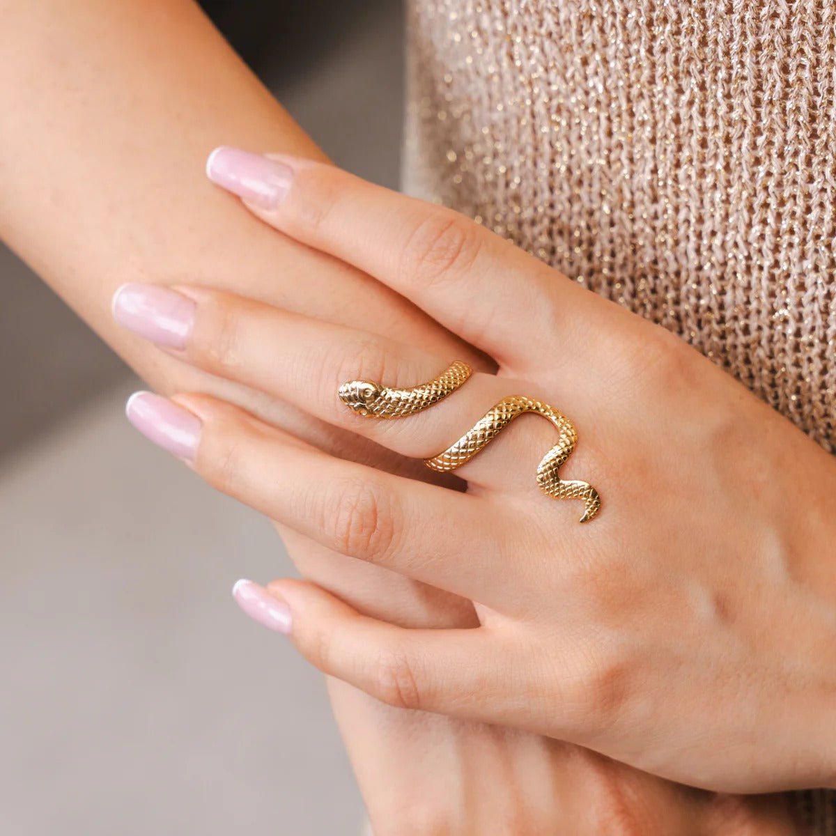 Anillo de serpiente ajustable bañado en oro de 18 quilates