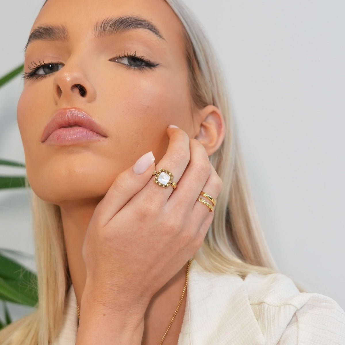 Anillo giratorio con dije cuadrado chapado en oro de 18 quilates