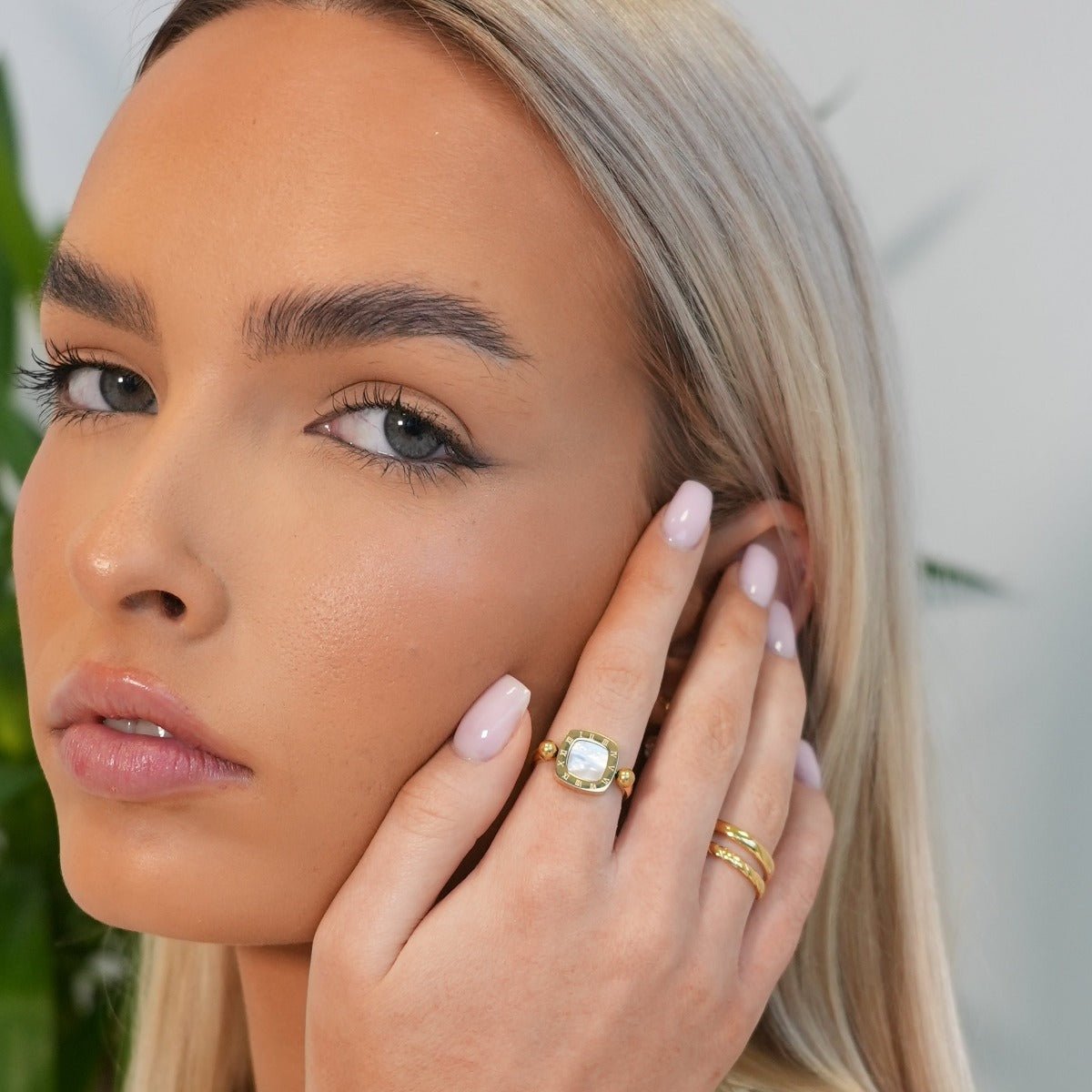 Anillo giratorio con dije cuadrado chapado en oro de 18 quilates