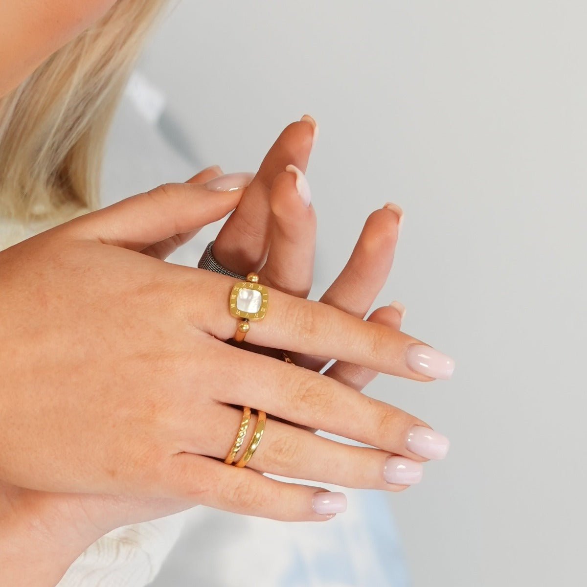 Anillo giratorio con dije cuadrado chapado en oro de 18 quilates