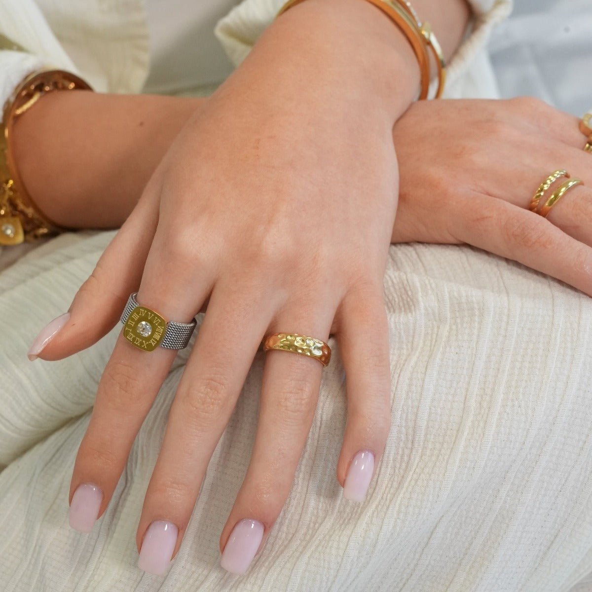 Anillo de textura lunar bañado en oro de 18 k