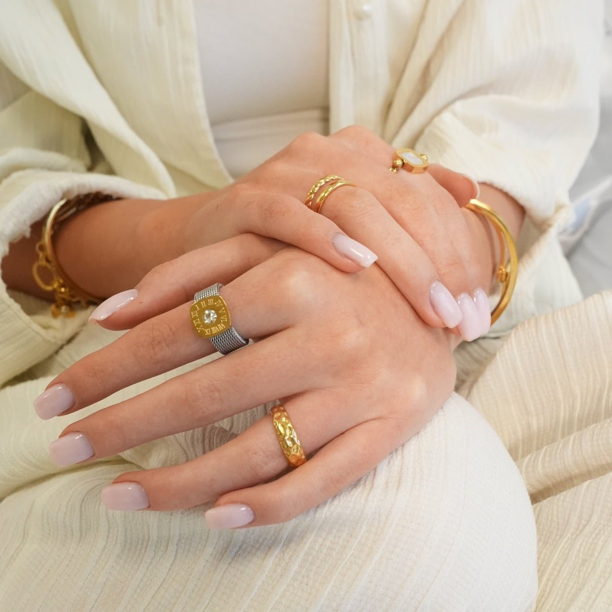 Anillo de textura lunar bañado en oro de 18 k