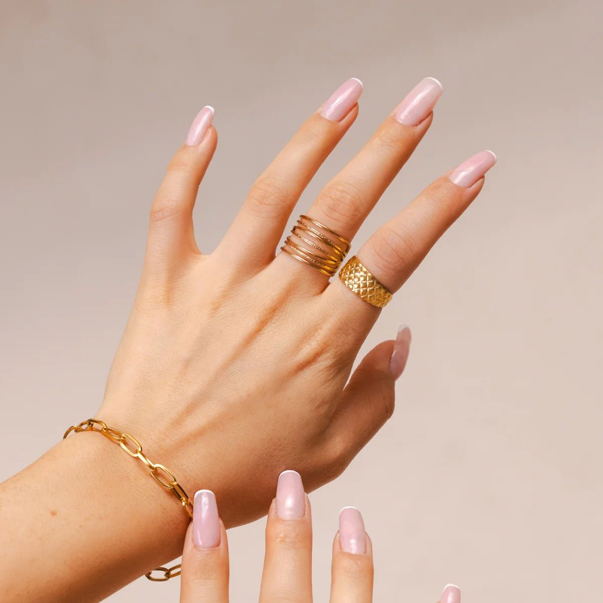 Lujoso anillo tejido ajustable bañado en oro de 18 quilates