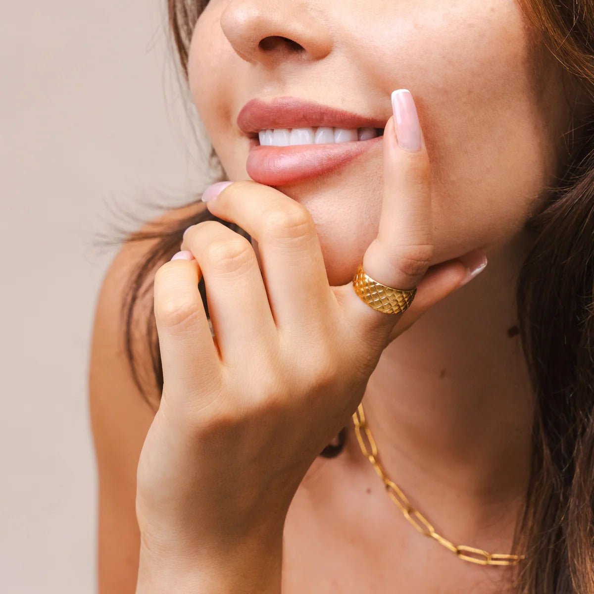 Lujoso anillo tejido ajustable bañado en oro de 18 quilates