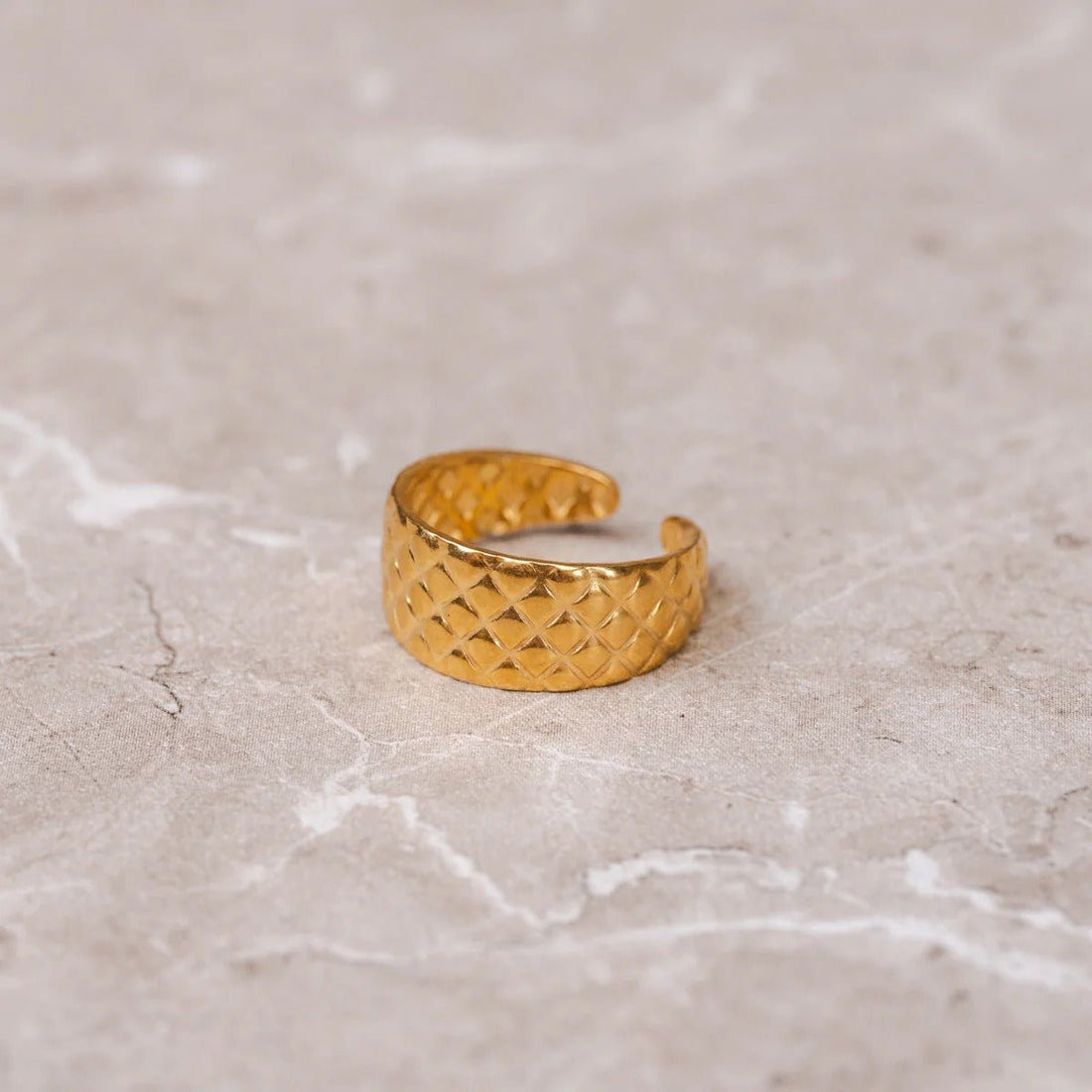 Lujoso anillo tejido ajustable bañado en oro de 18 quilates