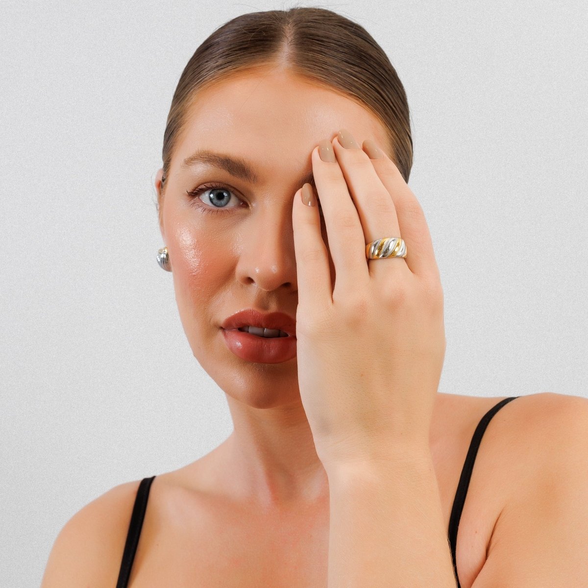 Anillo giratorio ajustable con baño combinado de oro y plata