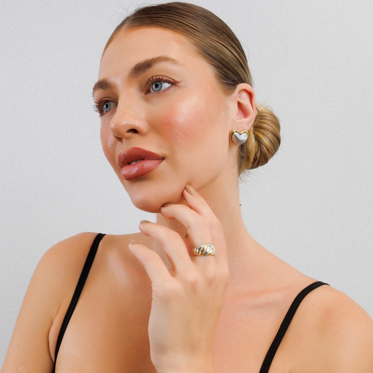 Anillo giratorio ajustable con baño combinado de oro y plata