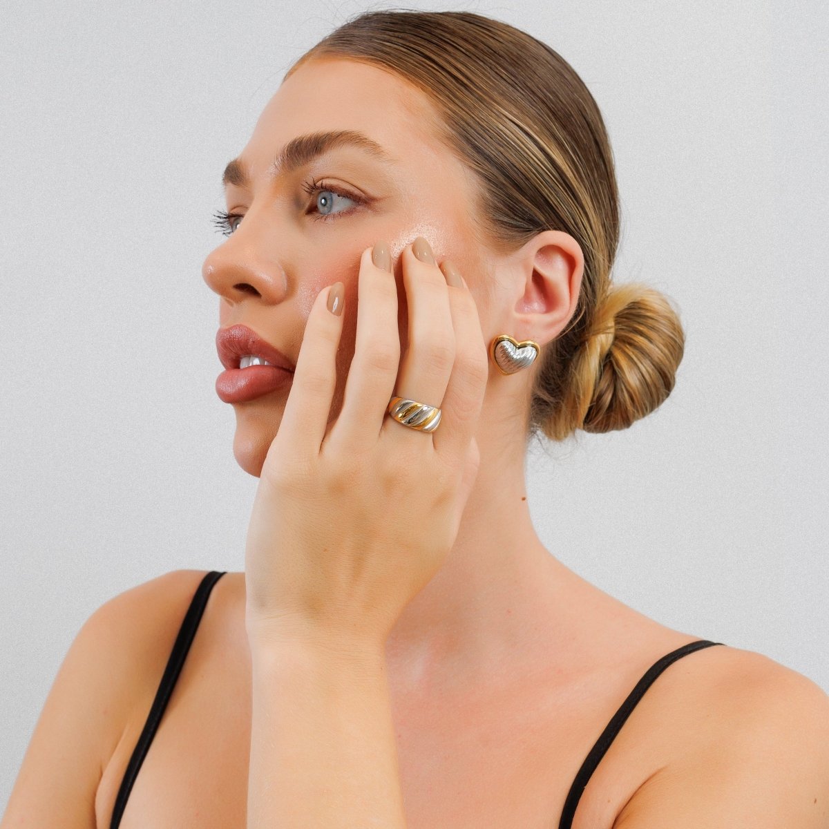 Anillo giratorio ajustable con baño combinado de oro y plata