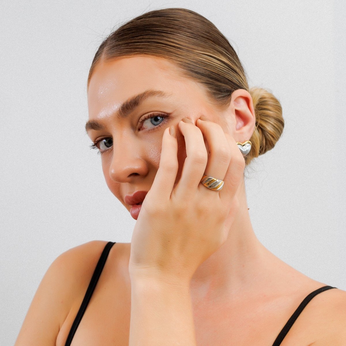 Anillo giratorio ajustable con baño combinado de oro y plata