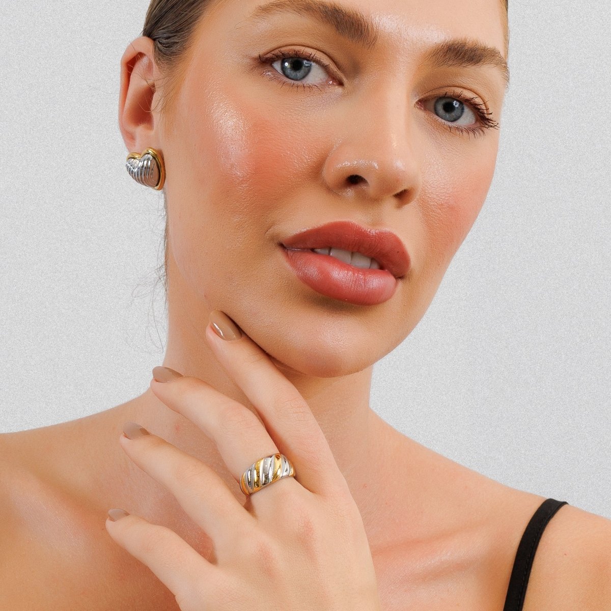 Anillo giratorio ajustable con baño combinado de oro y plata