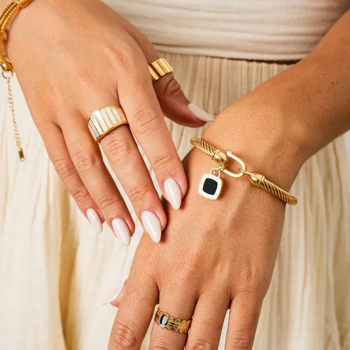 Pulsera con colgante de ónix cuadrado bañada en oro de 18 quilates