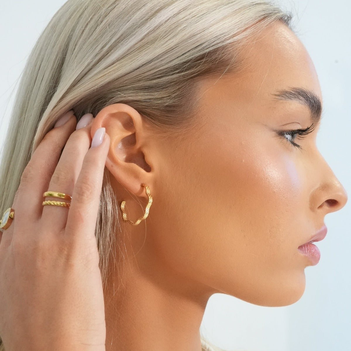 Pendientes de aro con textura ondulada bañados en oro de 18 k