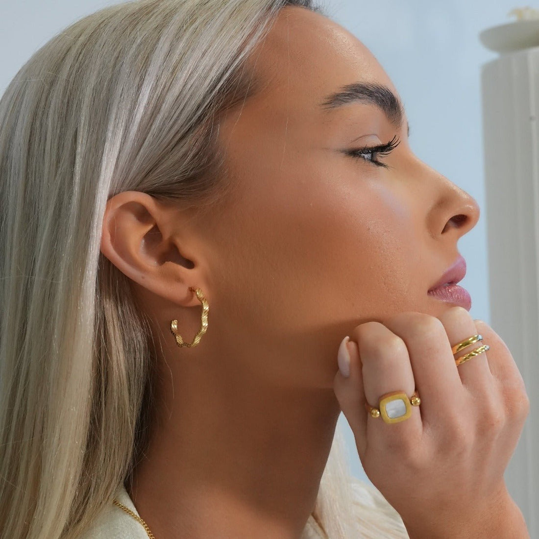 Pendientes de aro con textura ondulada bañados en oro de 18 k