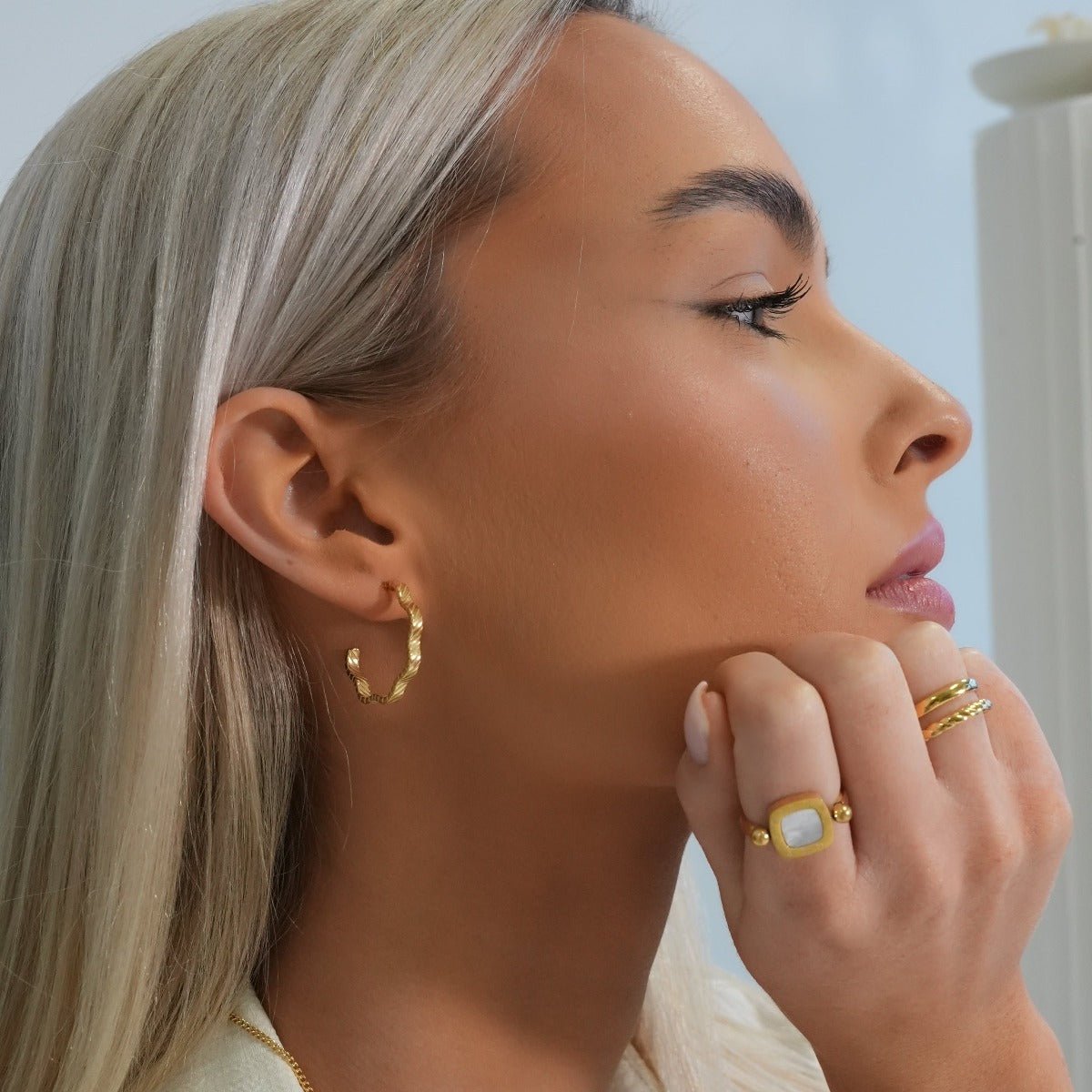 Pendientes de aro con textura ondulada bañados en oro de 18 k