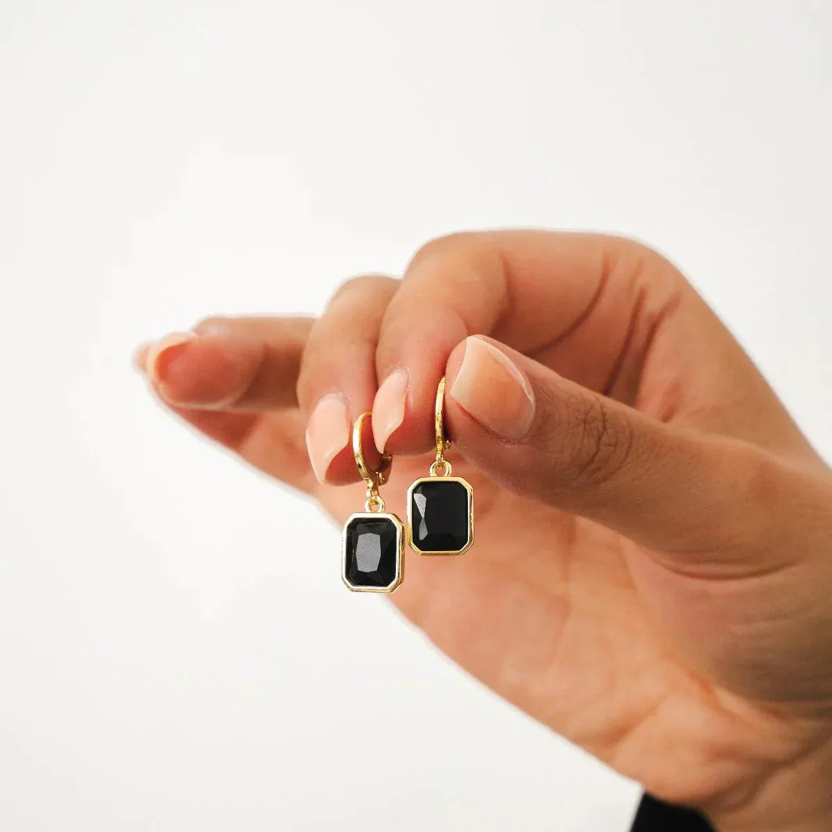 Pendientes de aro de cristal negro bañados en oro de 18 quilates