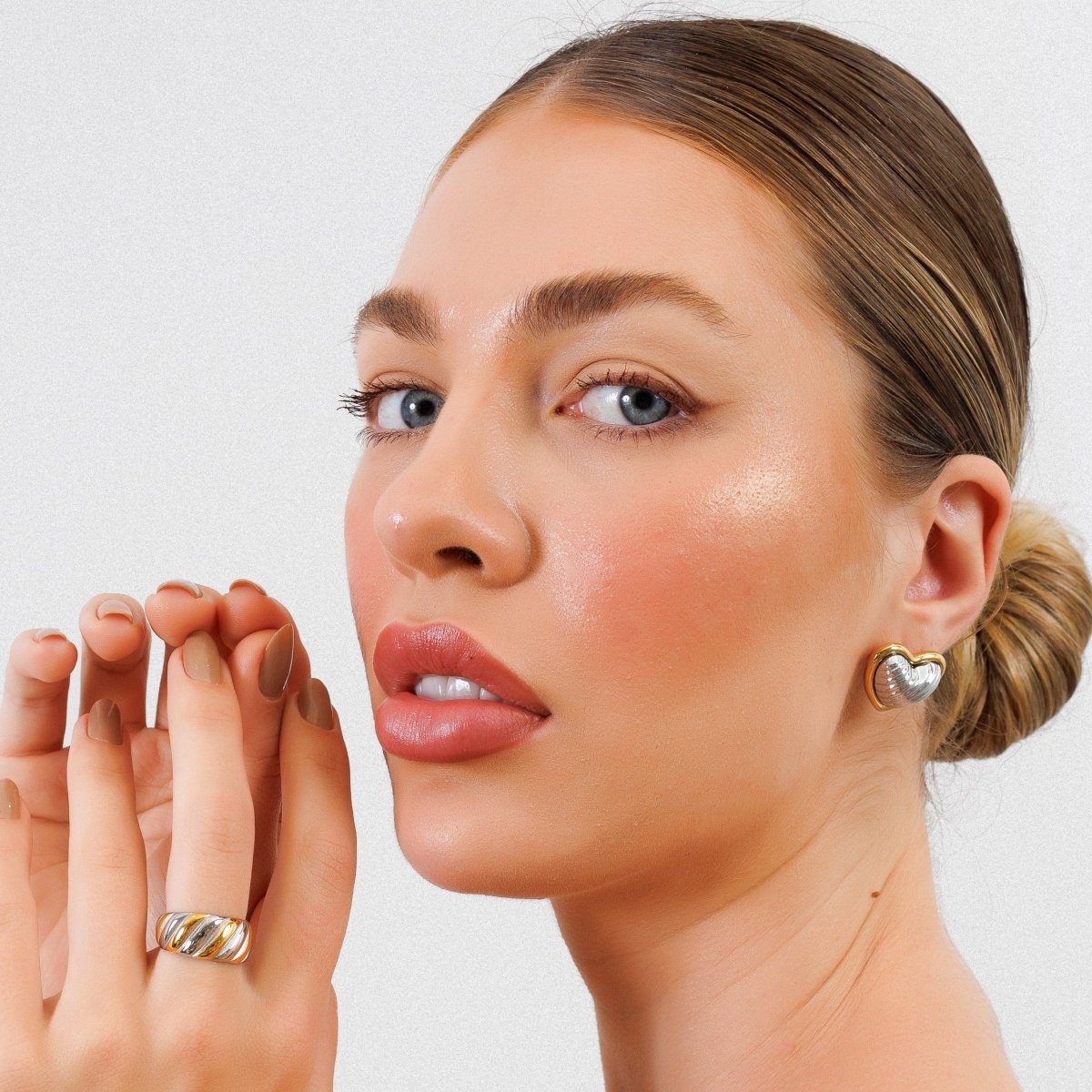 Pendientes con forma de corazón con baño combinado de oro y plata.