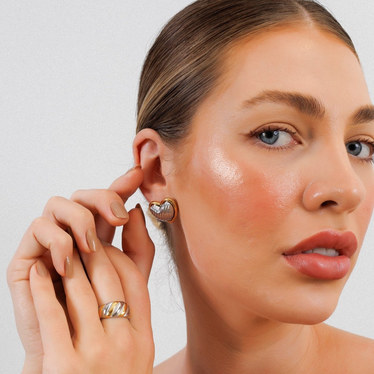 Pendientes con forma de corazón con baño combinado de oro y plata.