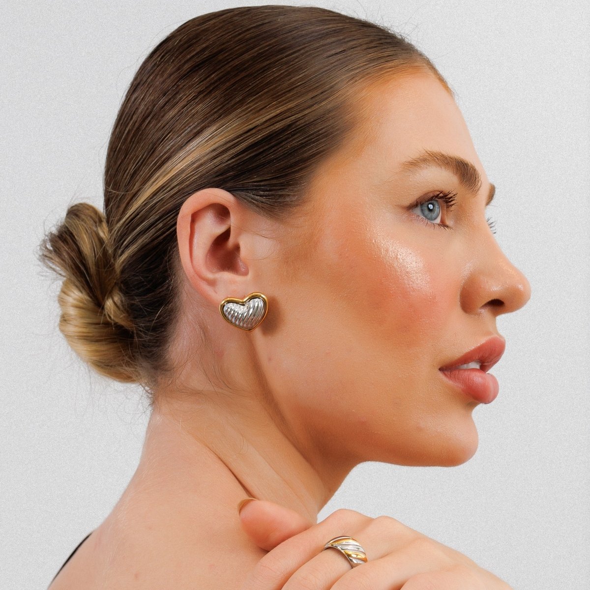 Pendientes con forma de corazón con baño combinado de oro y plata.