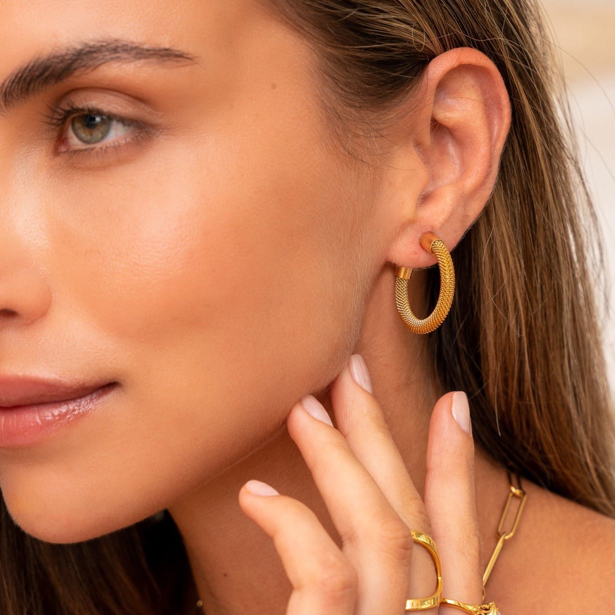 Pendientes de aro de malla Isabella bañados en oro de 18 quilates