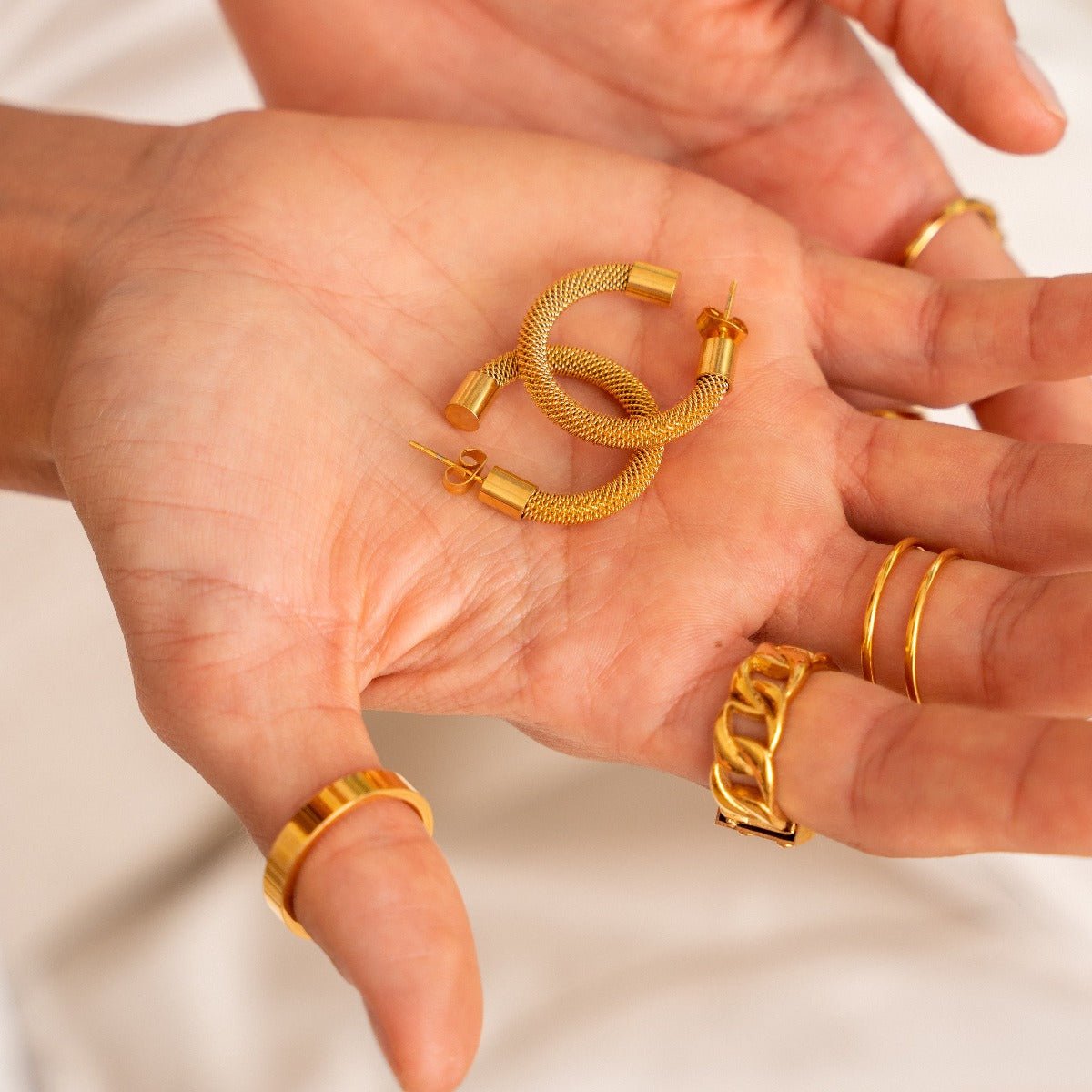 Pendientes de aro de malla Isabella bañados en oro de 18 quilates