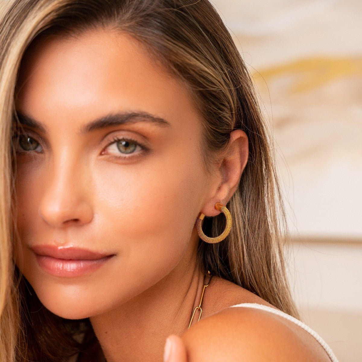 Pendientes de aro de malla Isabella bañados en oro de 18 quilates