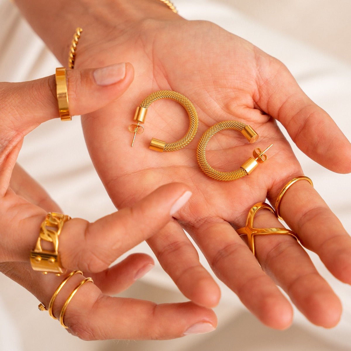 Pendientes de aro de malla Isabella bañados en oro de 18 quilates