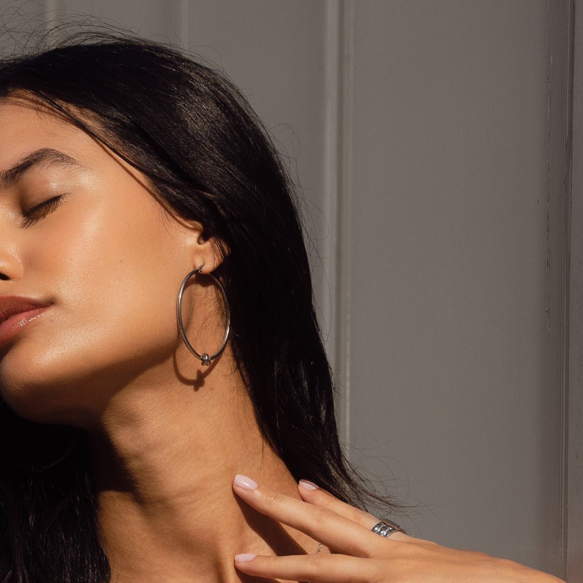 Pendientes de aro con nudo central - Plata