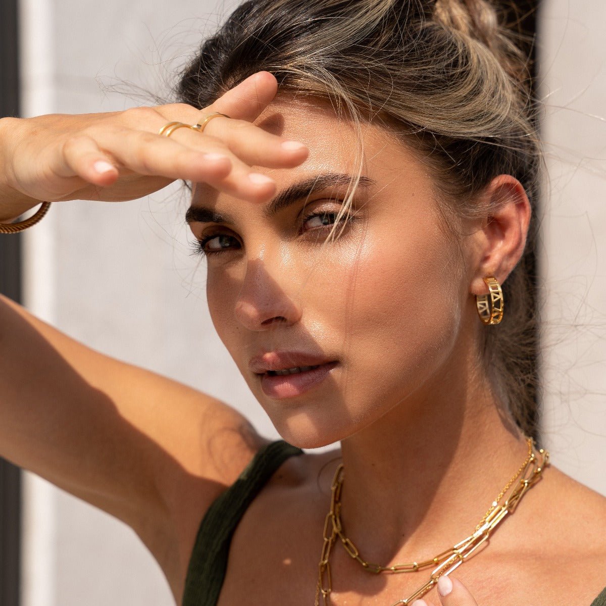 Pendientes de aro con números chapados en oro de 18 quilates