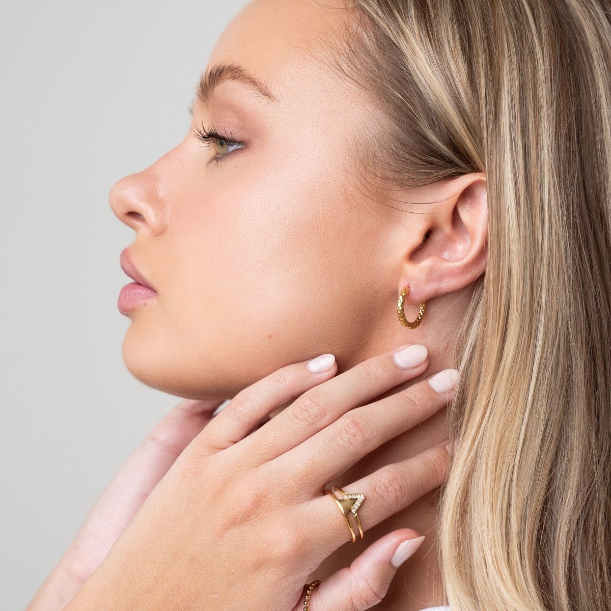 Pendientes de aro texturizados bañados en oro de 18 quilates