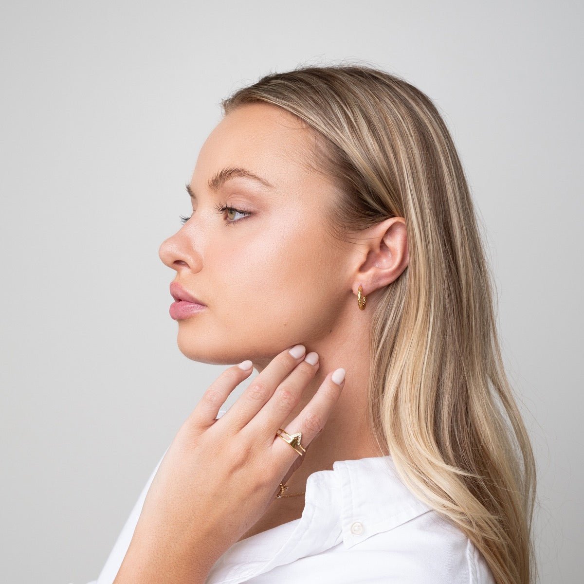 Pendientes de aro texturizados bañados en oro de 18 quilates