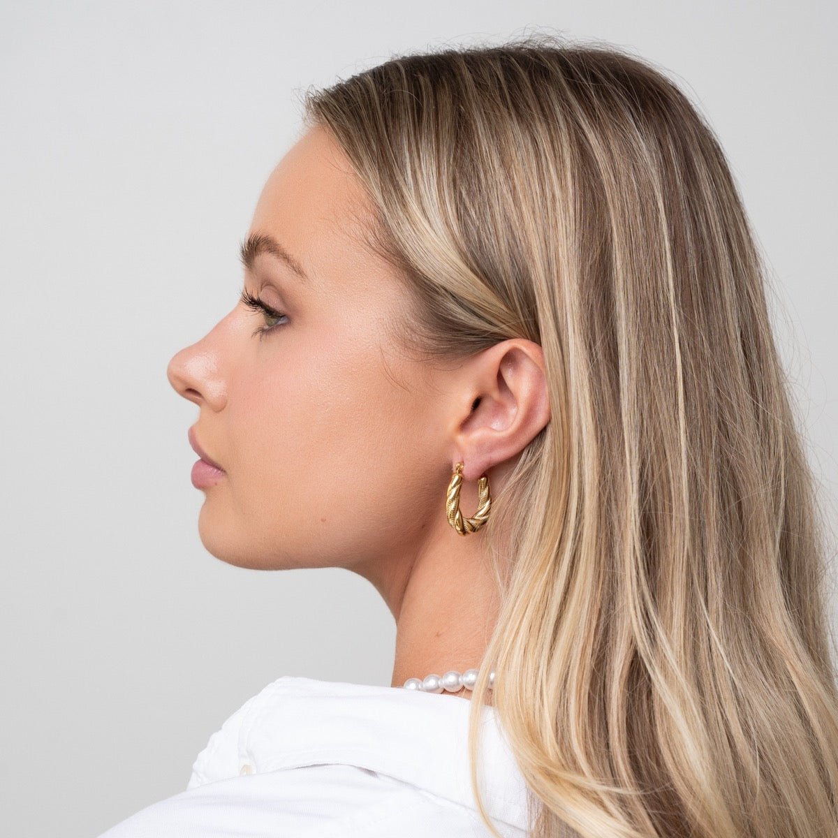 Pendientes de aro retorcidos bañados en oro de 18 quilates