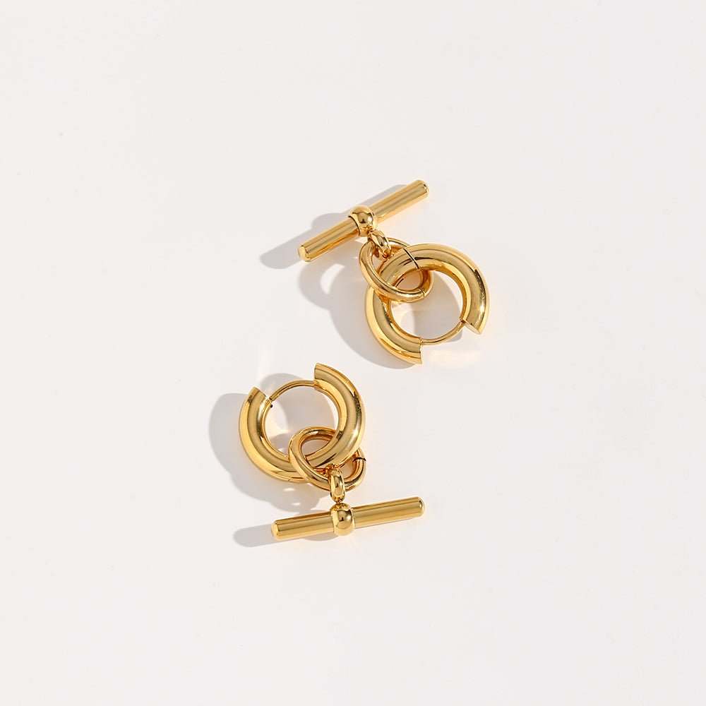 Pendientes de barra en forma de T bañados en oro de 18k.