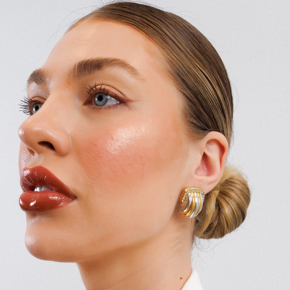 Pendientes de cúpula de cristal con baño combinado de oro y plata