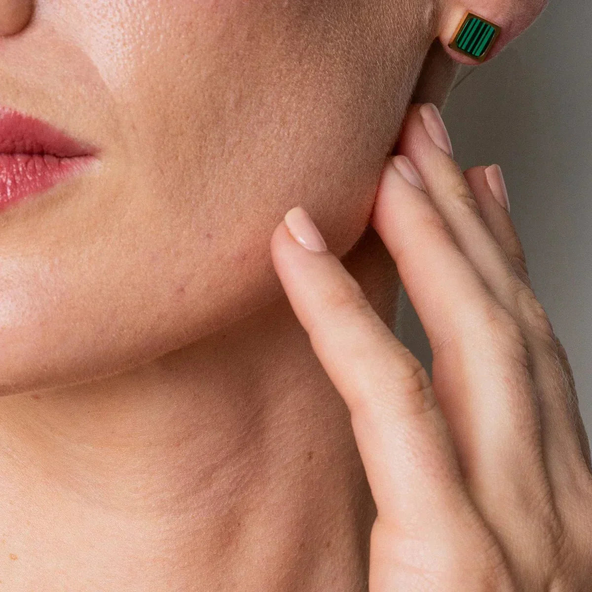 Pendientes geométricos con piedra verde, baño de oro de 18k