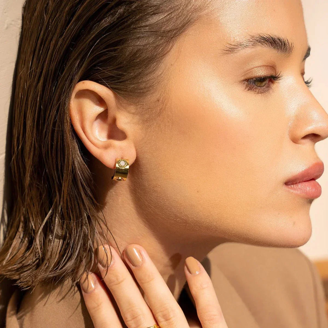 Pendientes con números romanos giratorios bañados en oro de 18 quilates