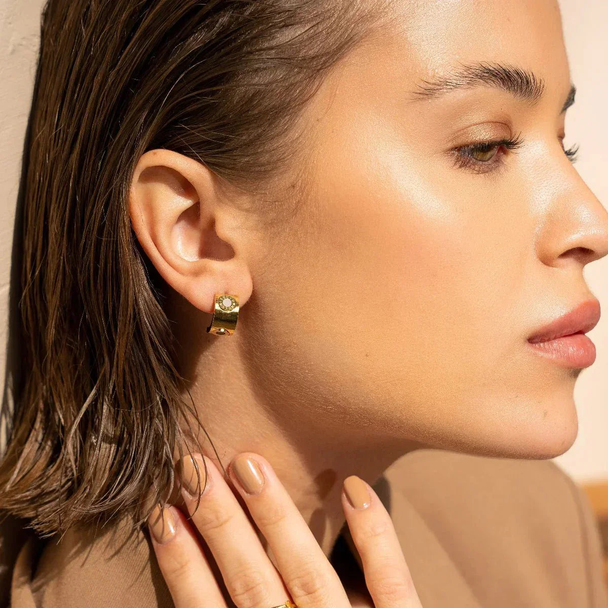 Pendientes con números romanos giratorios bañados en oro de 18 quilates