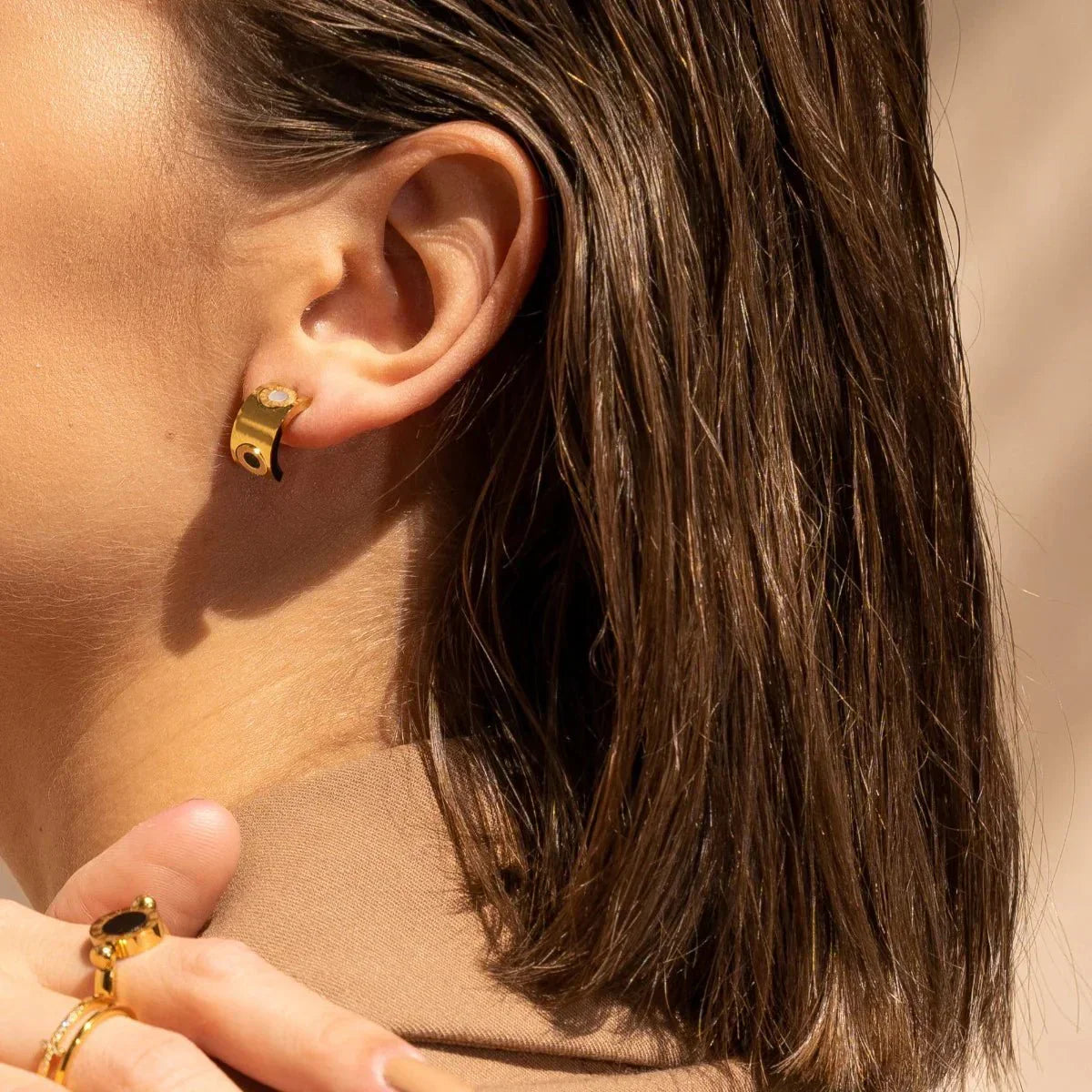 Pendientes con números romanos giratorios bañados en oro de 18 quilates